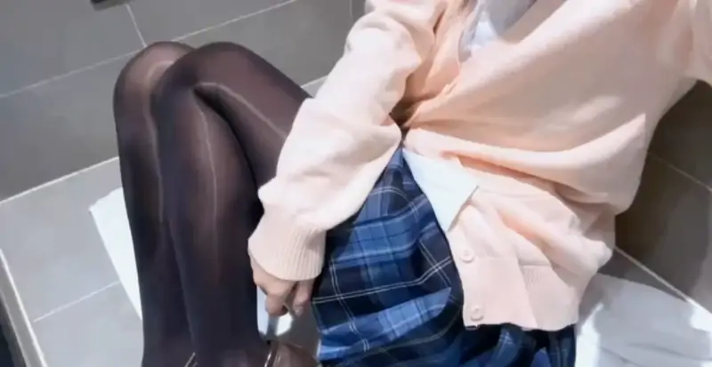 优米 – 新作 [完整版] 18分钟 黑丝JK+白丝网袜 [2V/188MB]
